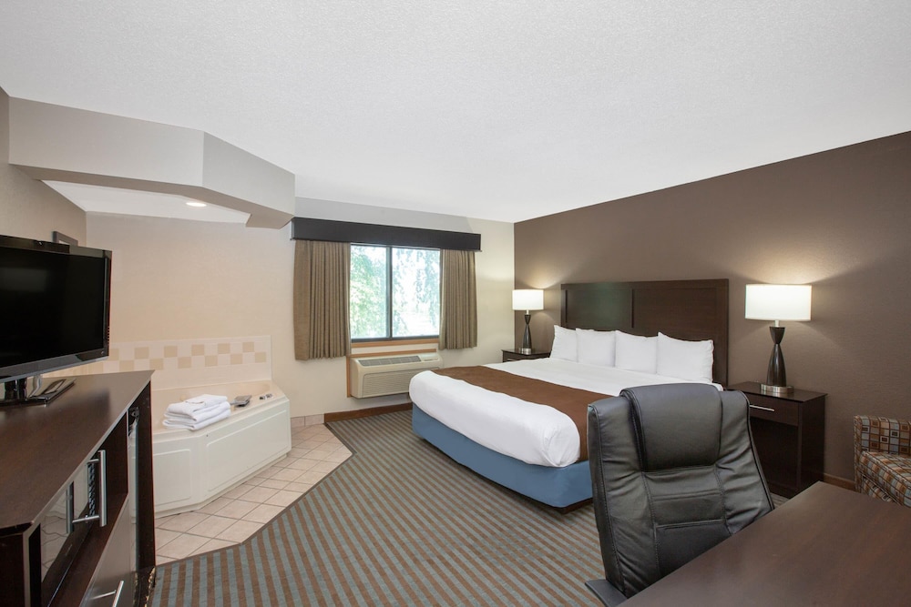 SUITE, KING BED, ACCESSIBLE