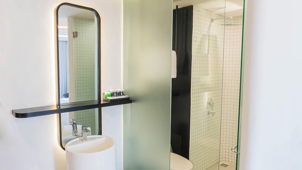 EXCOTEL Design Hotel Surabaya 56/57