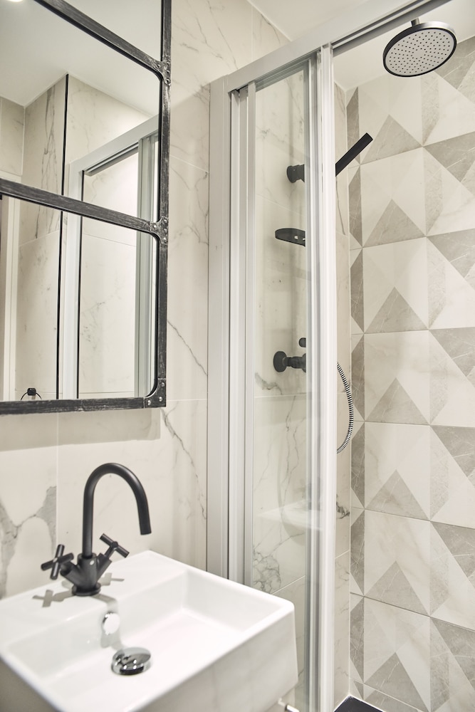 Madrigal Hotel Paris 45/47