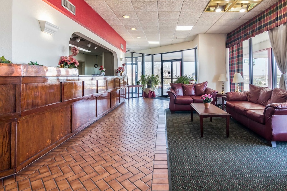 Econo Lodge Inn & Suites Conference Center 11/44