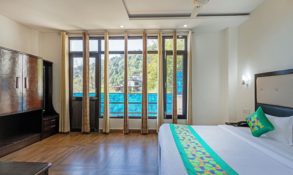 Standard, King Bed, Mountain View
