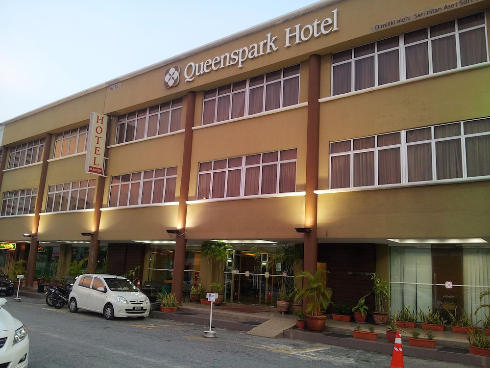 Desa Queenspark Hotel 68/77