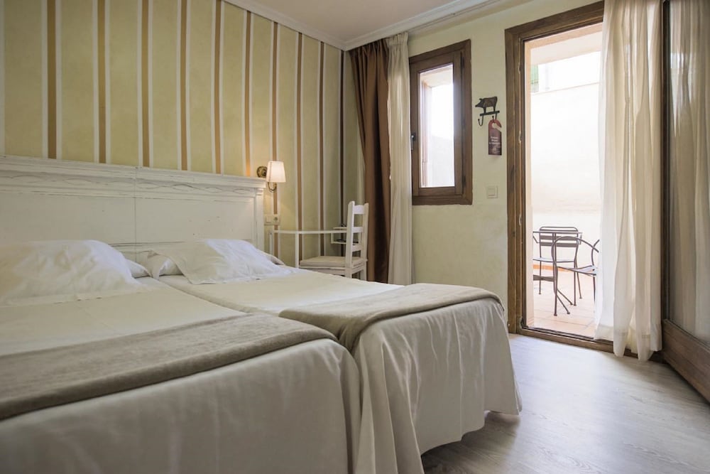 EL HOSTAL PUERTA BISAGRA. 12/60