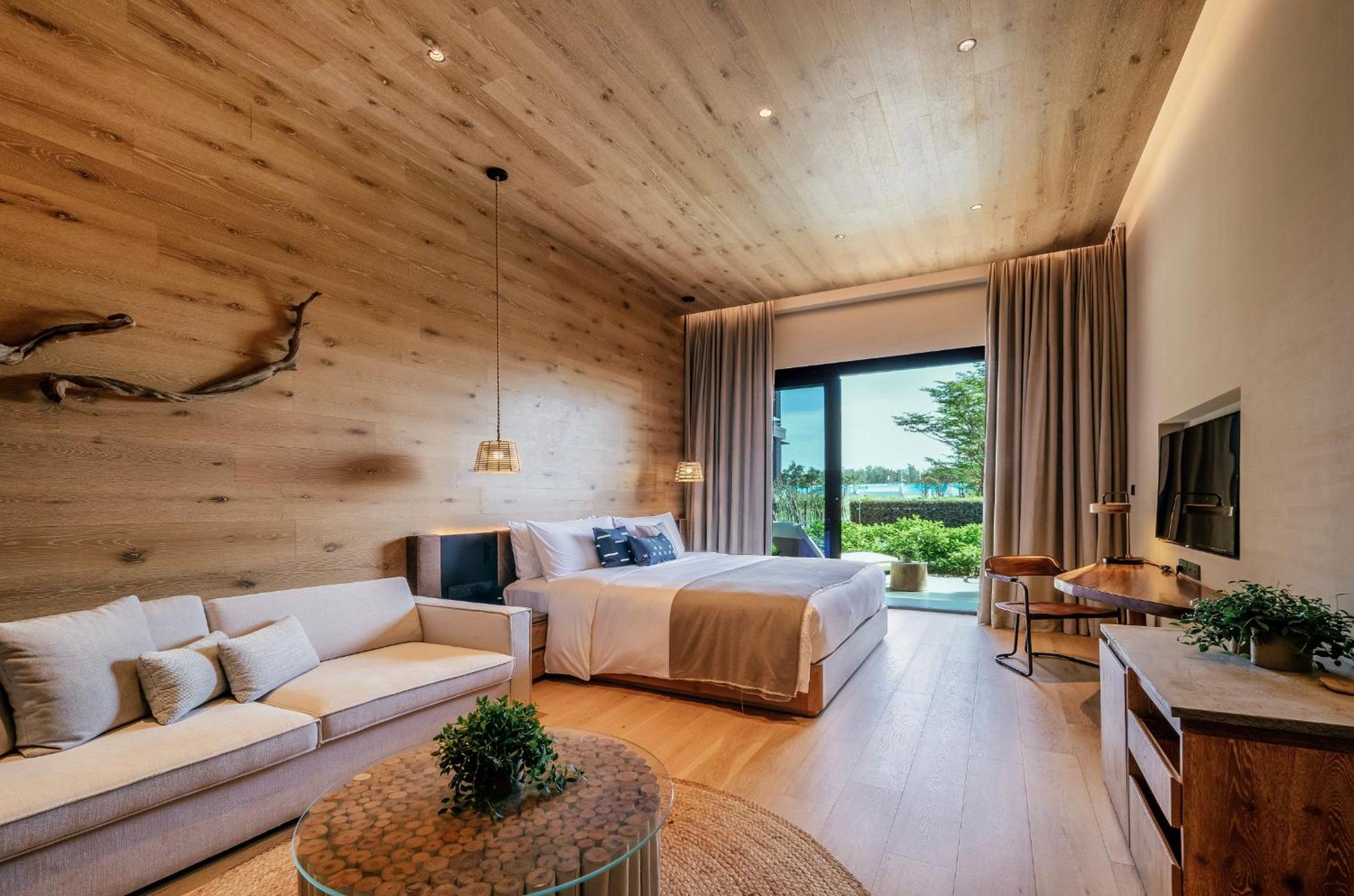 Lagoon, Family Suite, King Bed, Plunge Pool