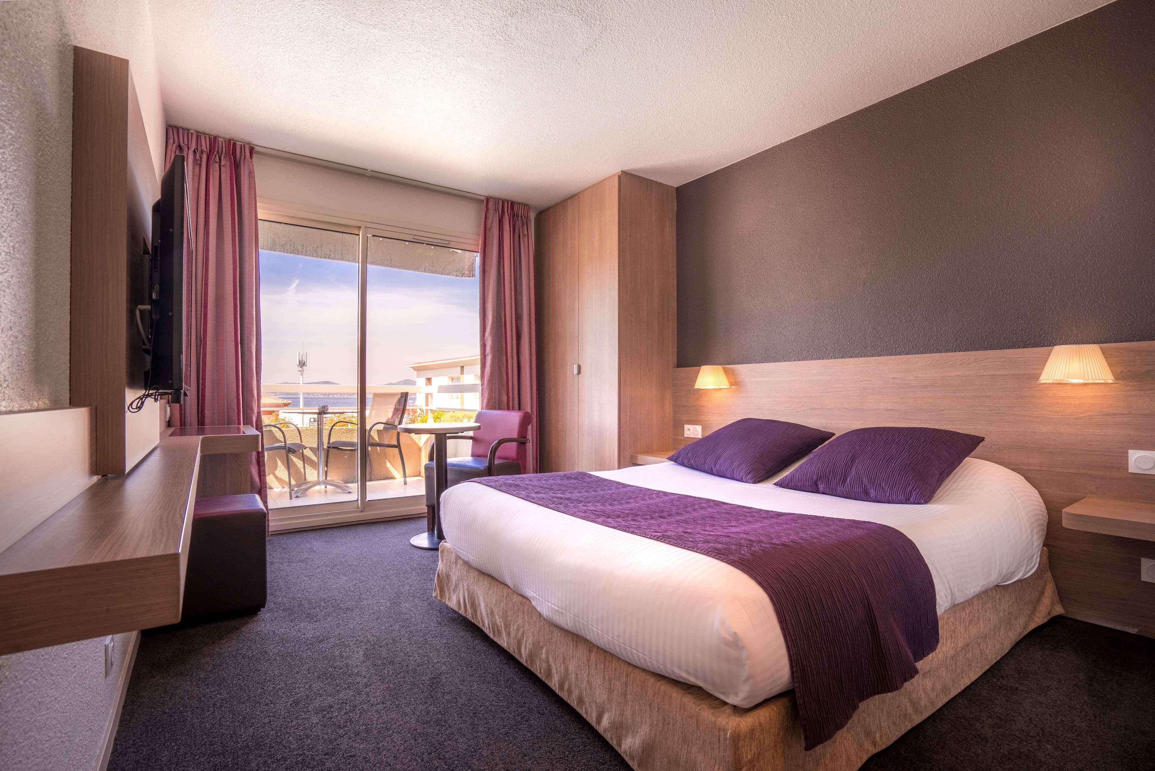Room, Double Bed, City View