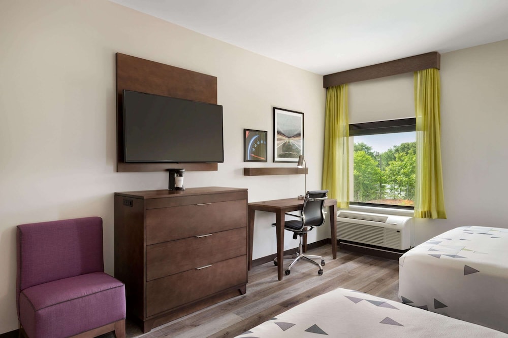 La Quinta Inn and Suites by Wyndham Braselton 35/60