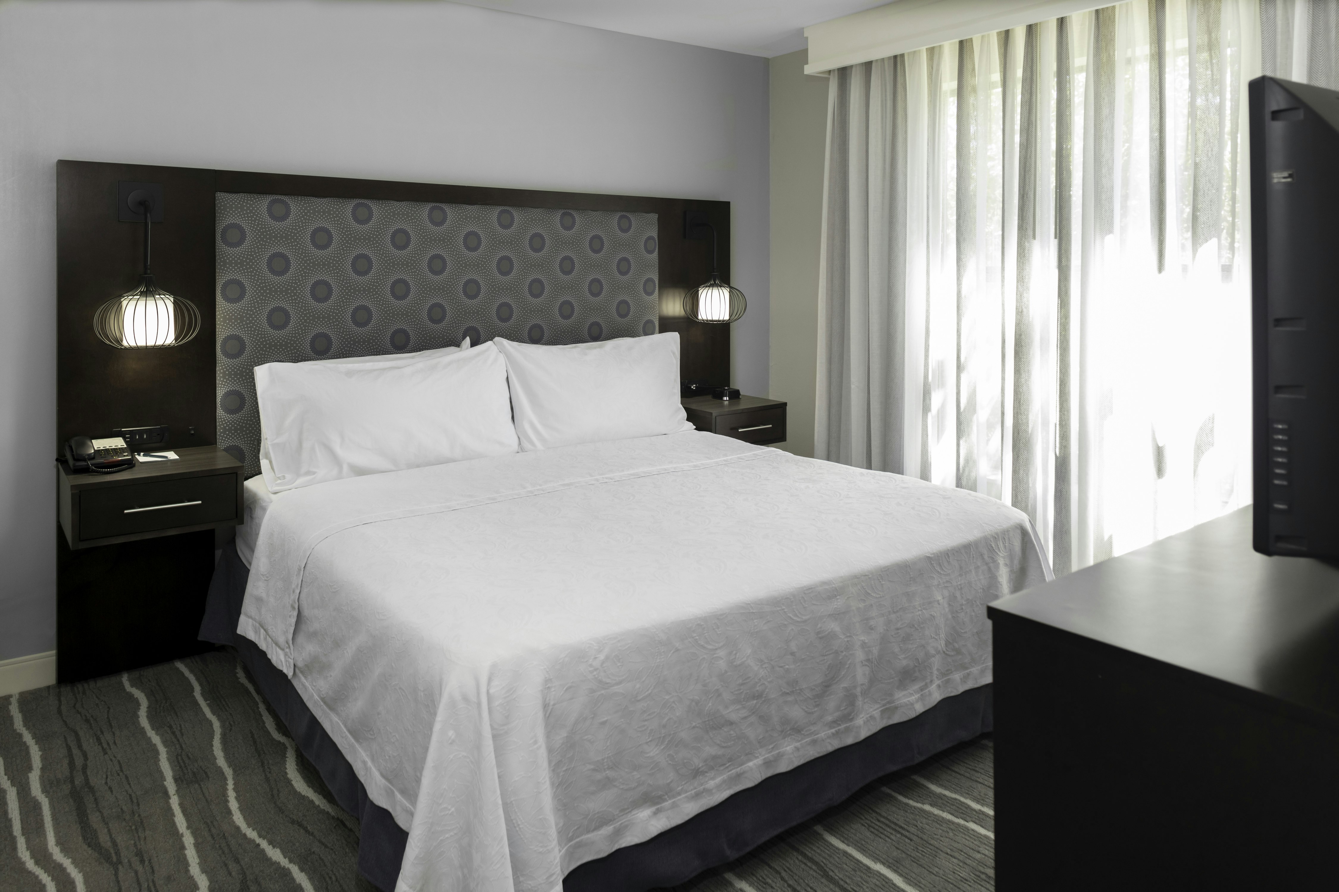 Suite, Queen Bed, Accessible