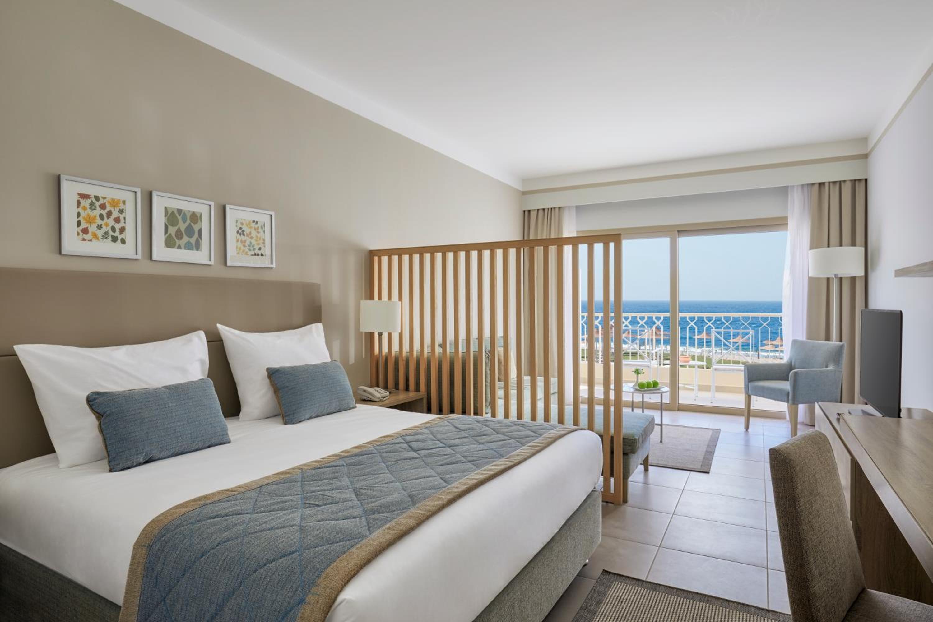 Deluxe, Family, Queen Bed, Lateral Side Sea View