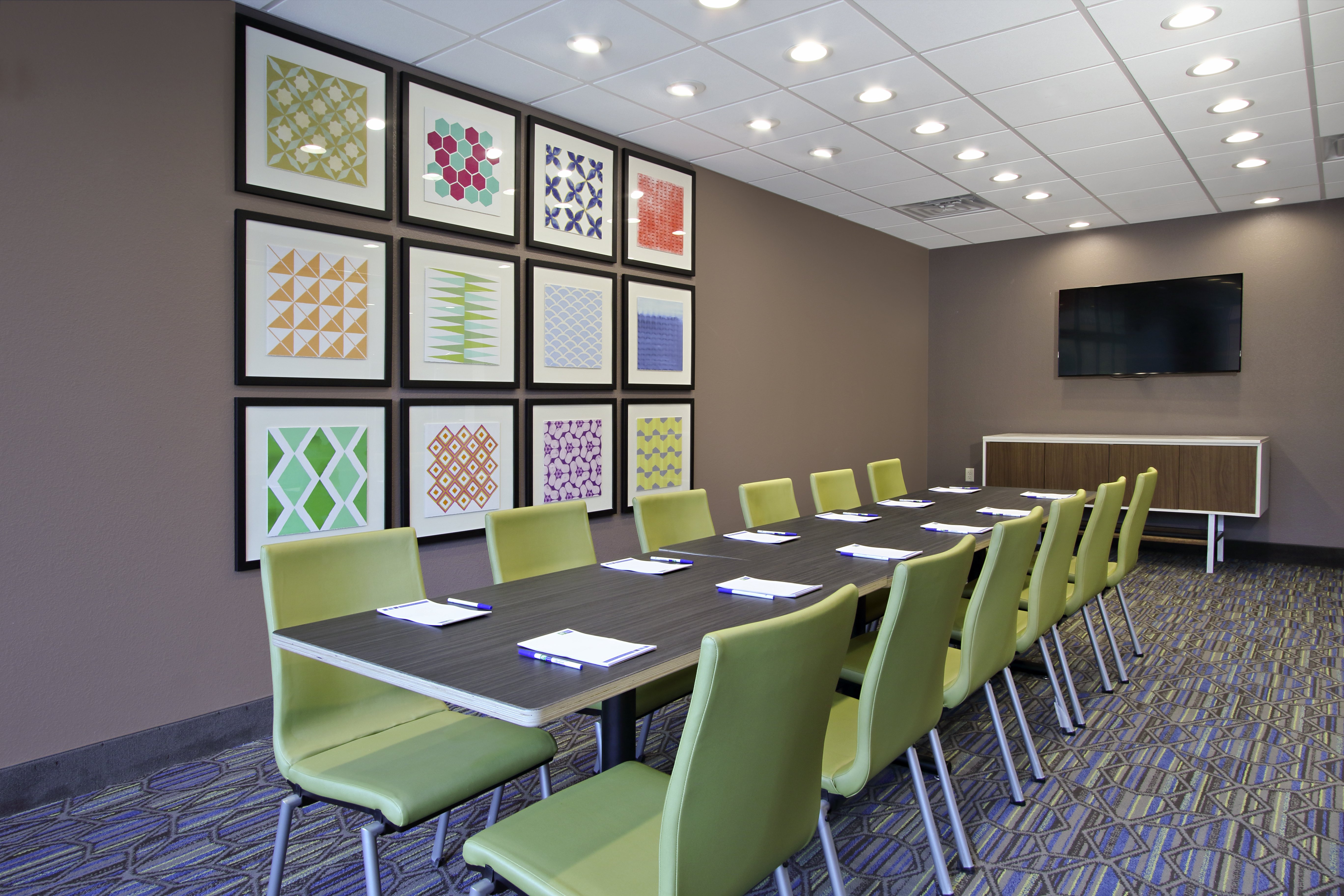 Holiday Inn Express Suites Columbus North 50/54
