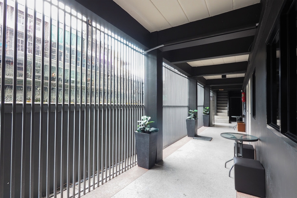 RQ Bangkok Huai Khwang by Collection O 7/61