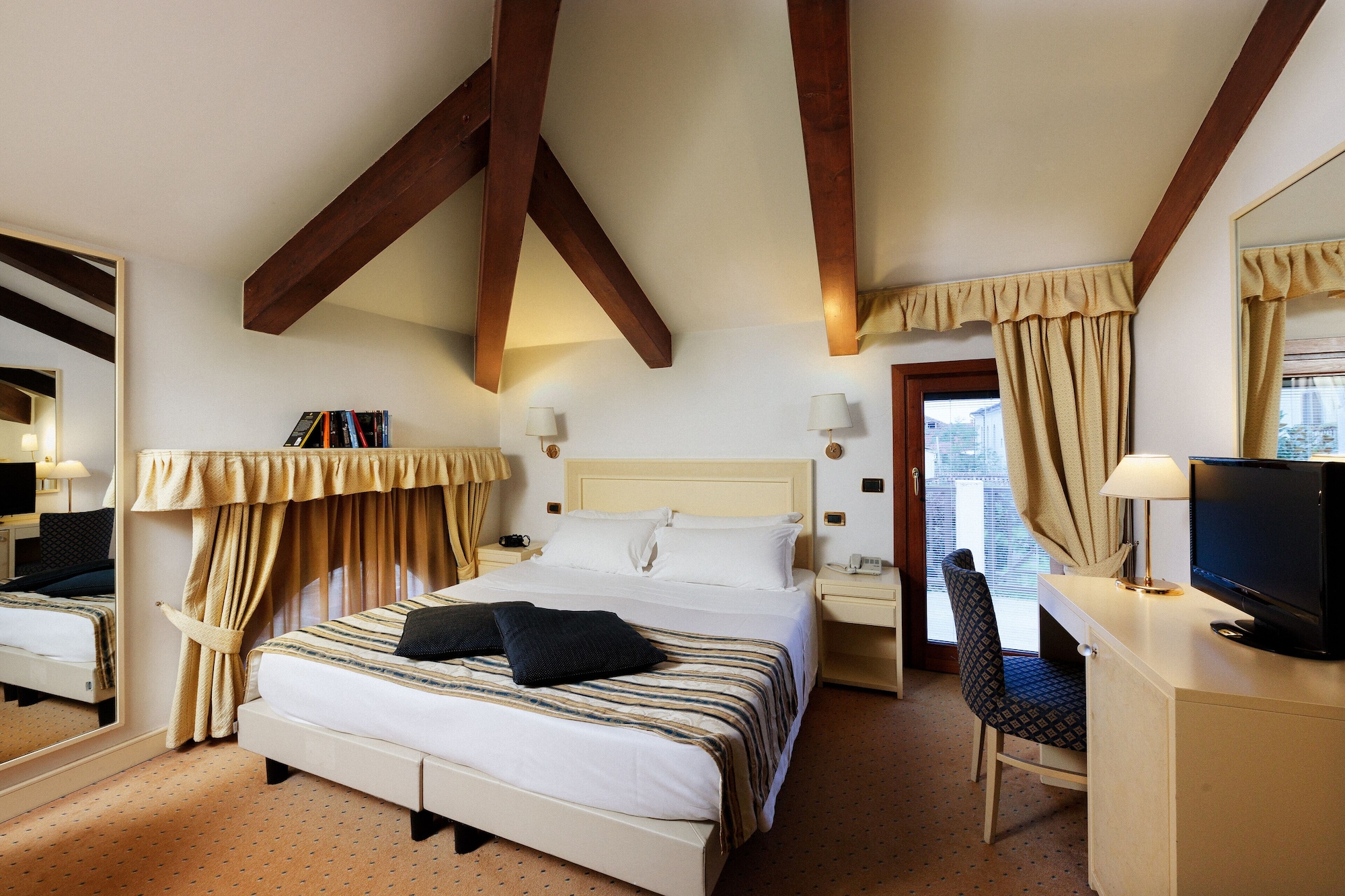 SUPERIOR, DOUBLE OR TWIN BED, CANAL VIEW