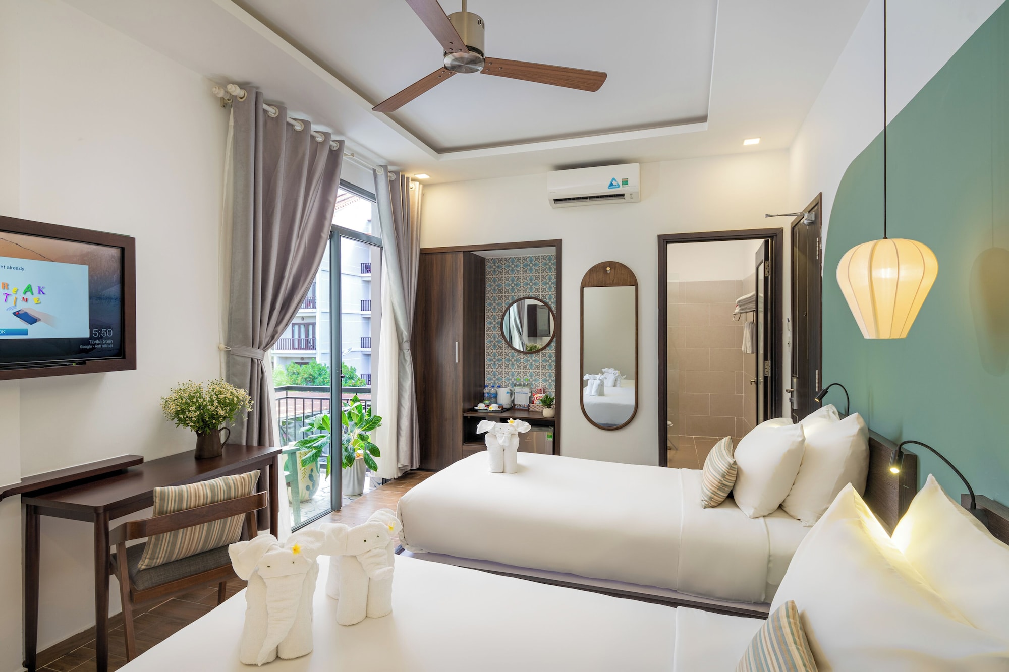 DELUXE, TRIPLE, BALCONY