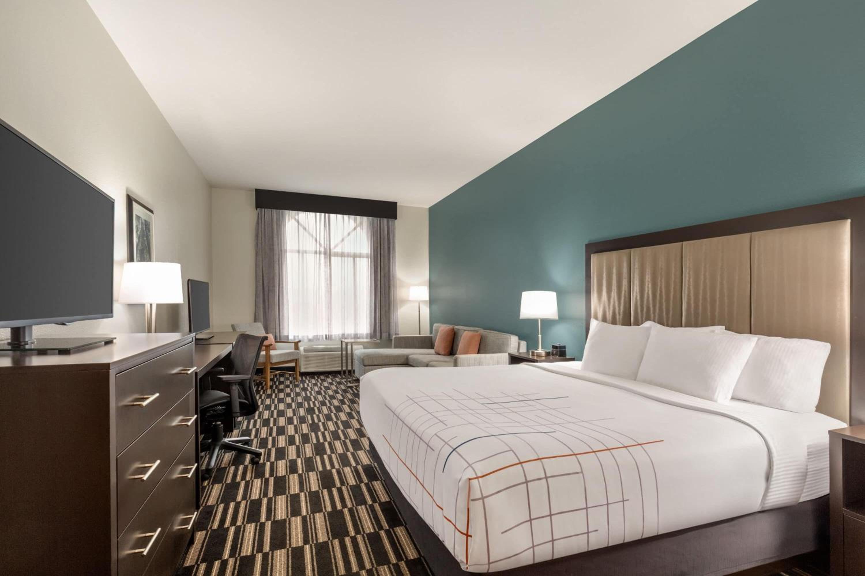 غرفة تنفيذية بسرير كينج مع أريكة، La Quinta Inn & Suites by Wyndham Fairfield - Napa Valley 2/4