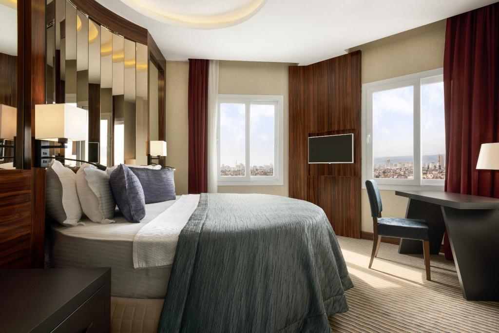 Deluxe, Round Bed, Queen Bed