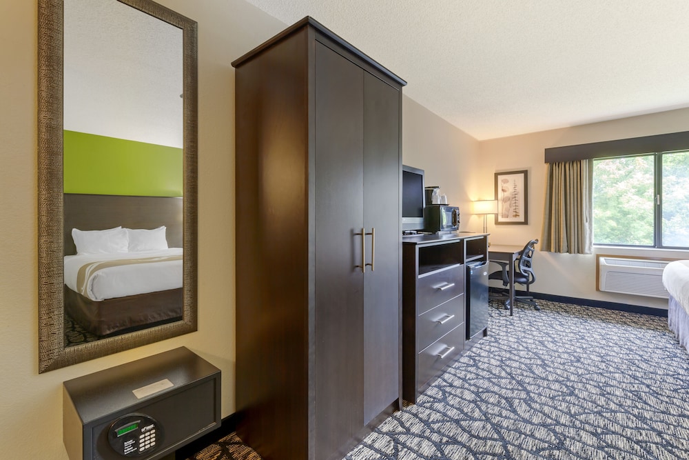 Quality Inn Oshkosh Aviation Park 17/35