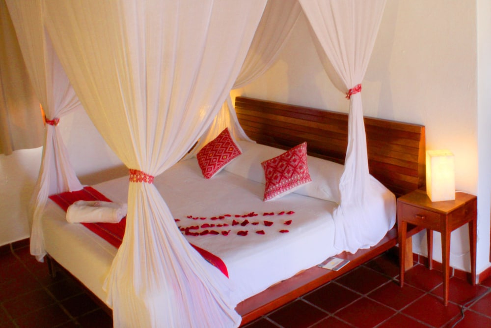 ROOM, KING BED, PARTIAL SEA VIEW