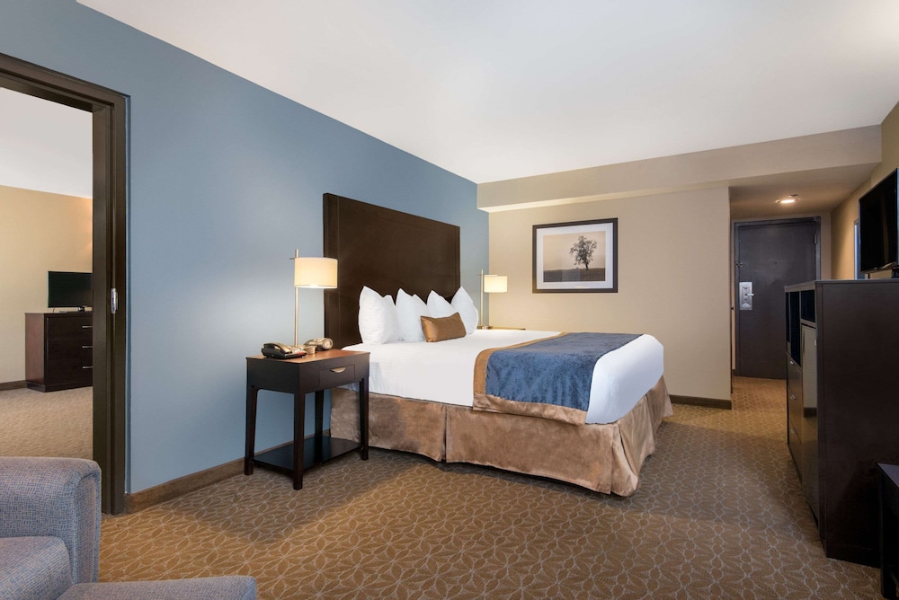 1 Bedroom, Executive, Suite, King Bed, Living Area
