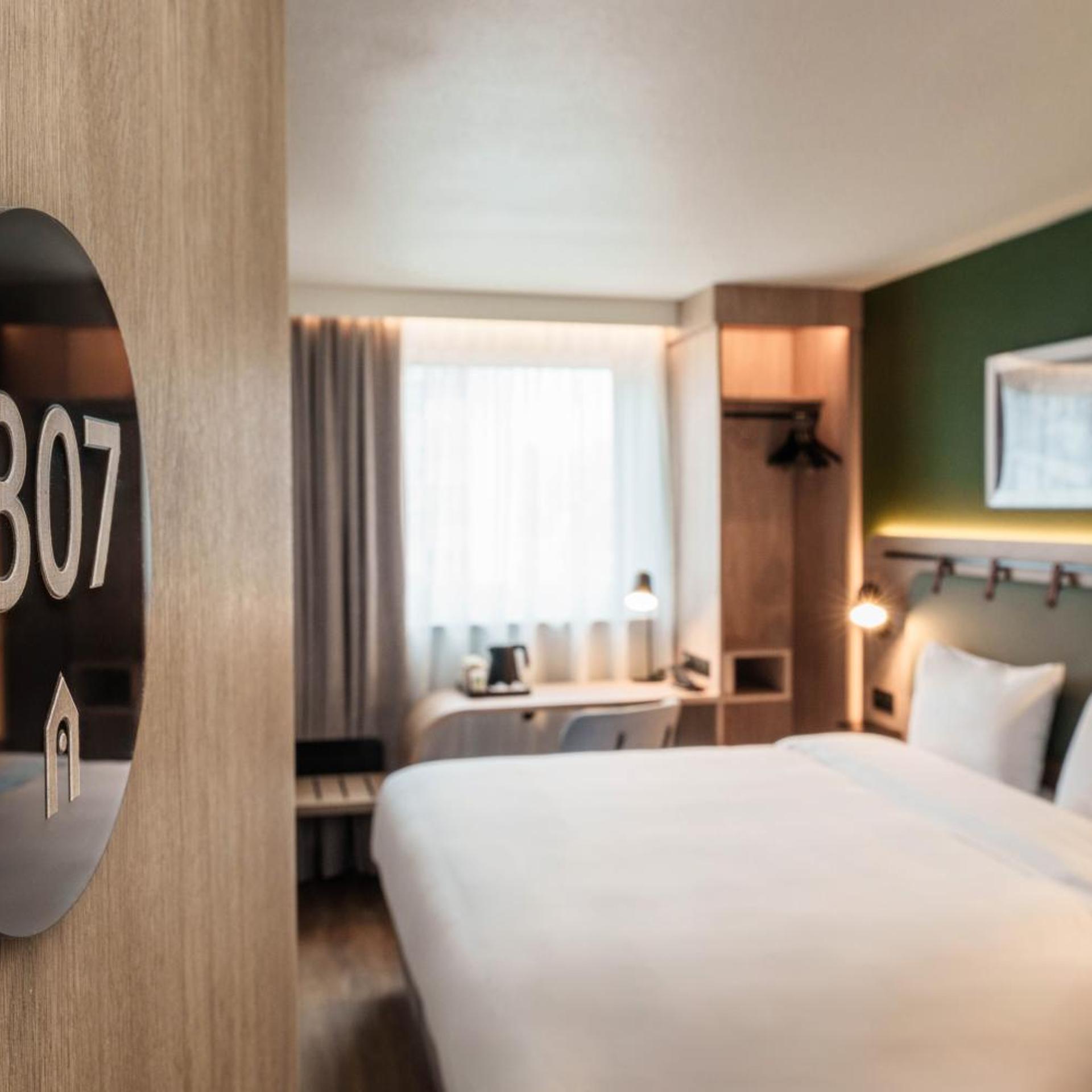 Standard, Queen Bed, Sofa, Hotel Restaurant Campanile Dijon Centre Gare 2/4