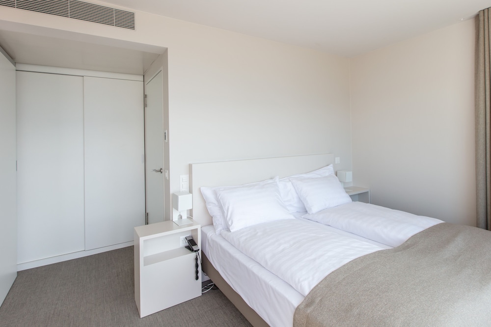SUITE, LAKE VIEW, BALCONY