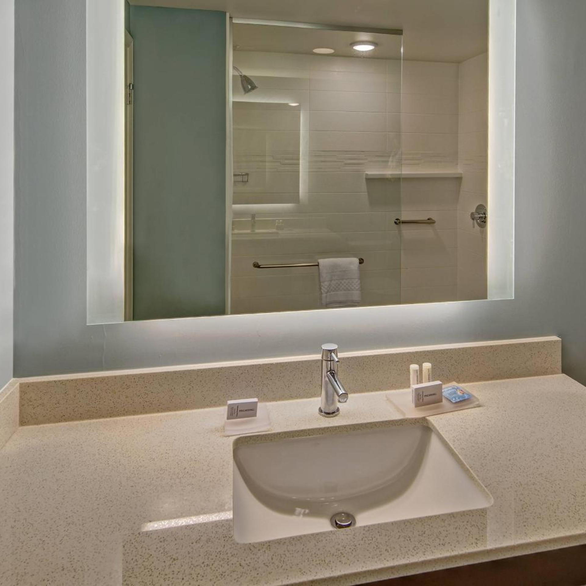جناح استوديو بسرير كينج مع أريكة بحوض استحمام لذوي الإعاقة، Residence Inn Fort Lauderdale Pompano Beach Central 2/5