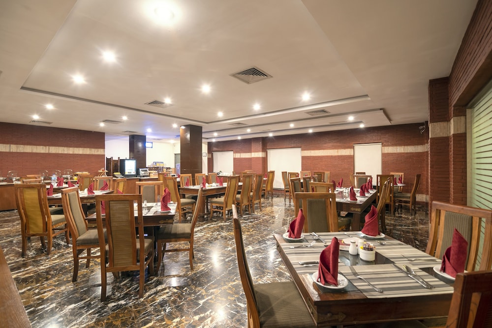 Hotel One Faisalabad 33/50