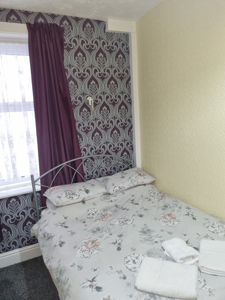 ROOM, DOUBLE BED