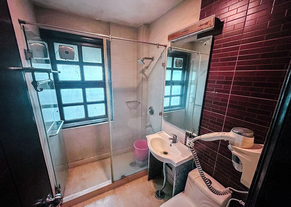 Metropolis Guest House 50/50