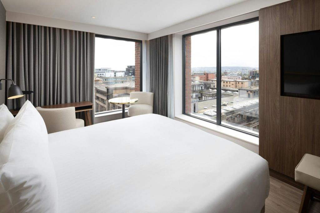 Guest Room, Deluxe, King Bed, Skyline View, Corner