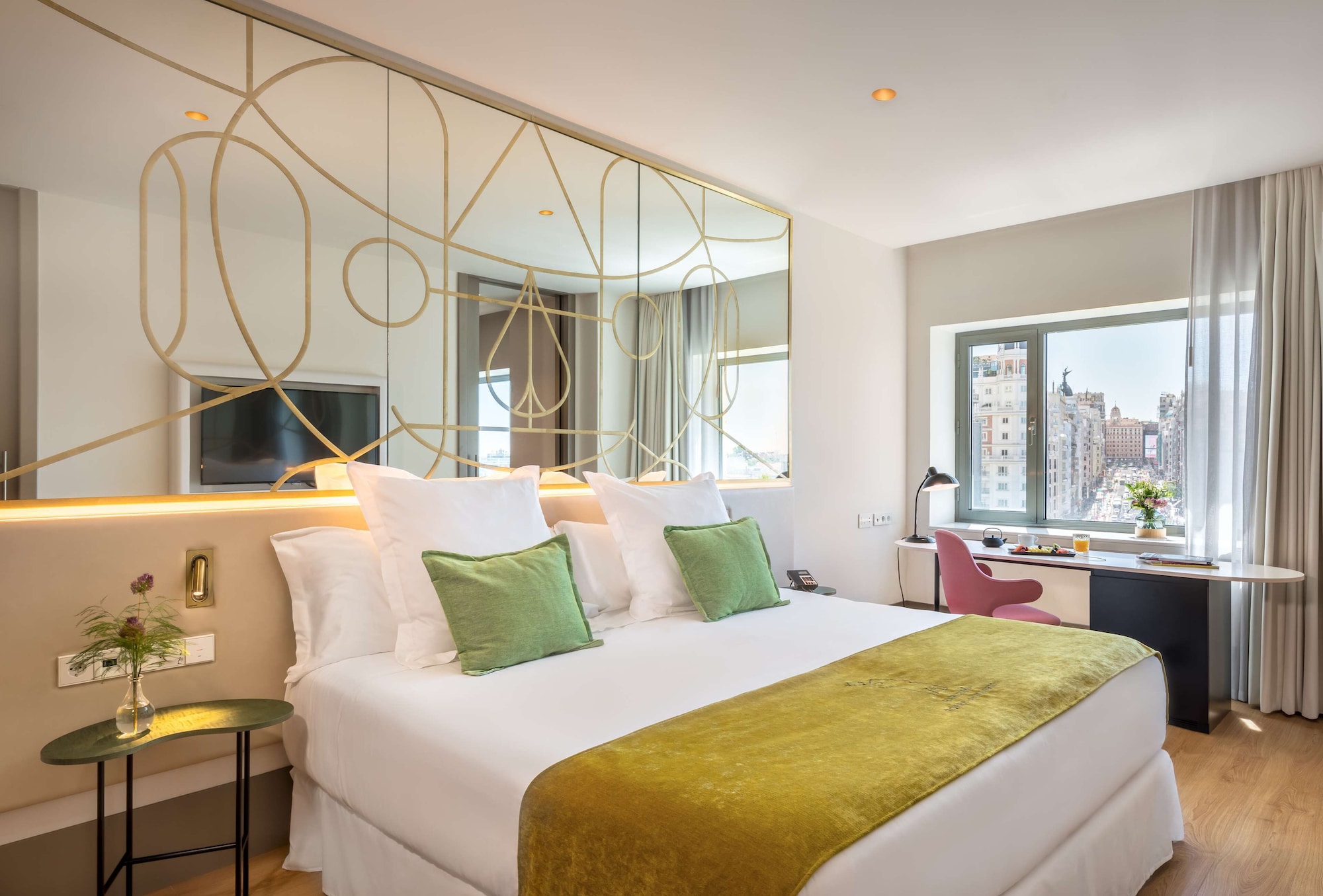 suite, city view