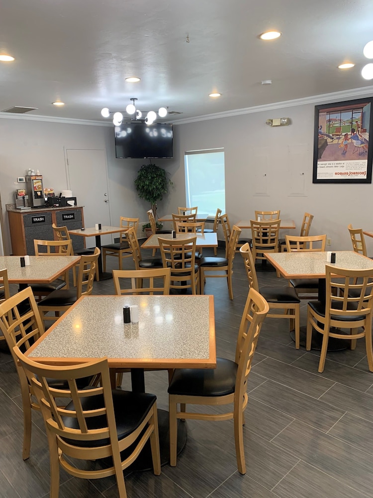 Howard Johnson by Wyndham Oklahoma City Airport/ Fairgrounds 14/22