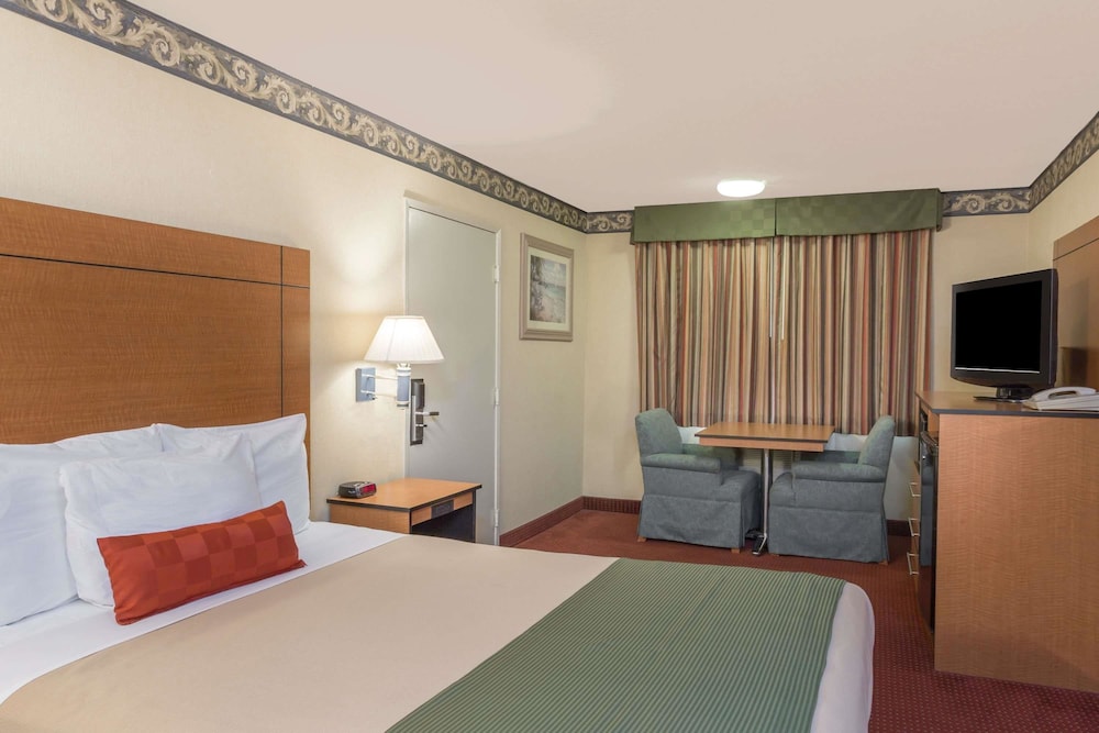 Travelodge by Wyndham San Clemente Beach 18/50