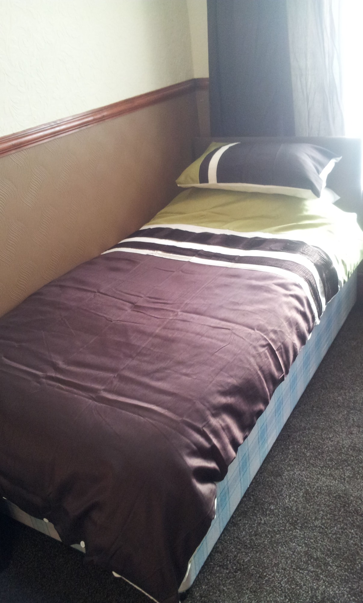 ROOM, SINGLE, SHARED BATHROOM