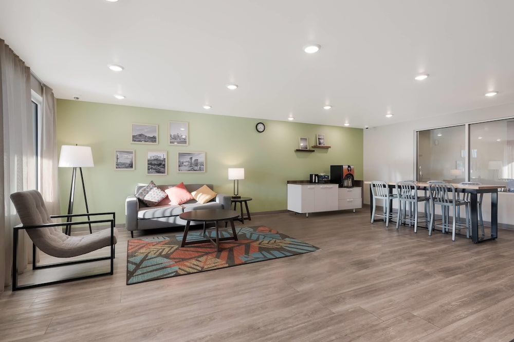 WoodSpring Suites Phoenix-Deer Valley 14/25