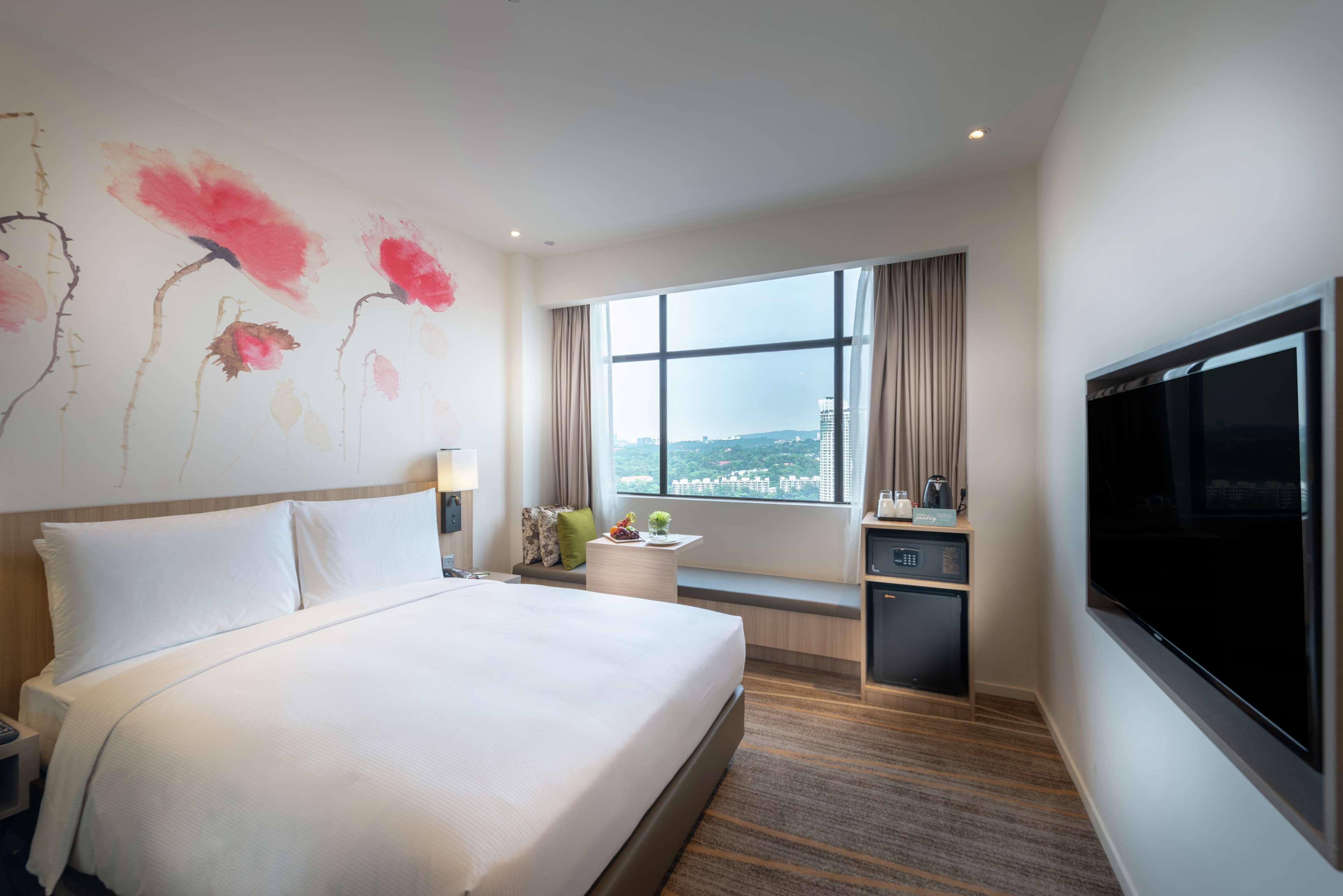 GUEST ROOM, QUEEN BED, KL TOWER VIEW