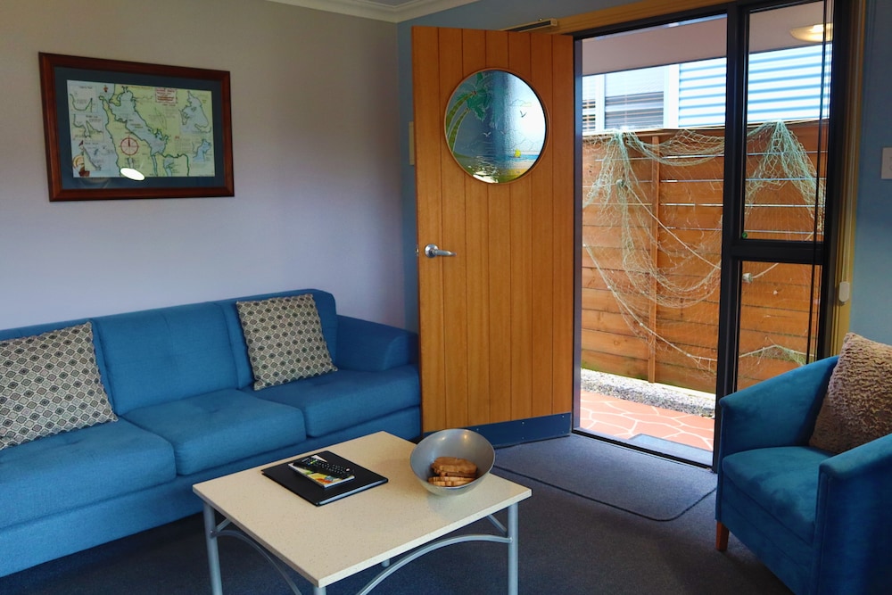 Strahan Bungalows 20/44