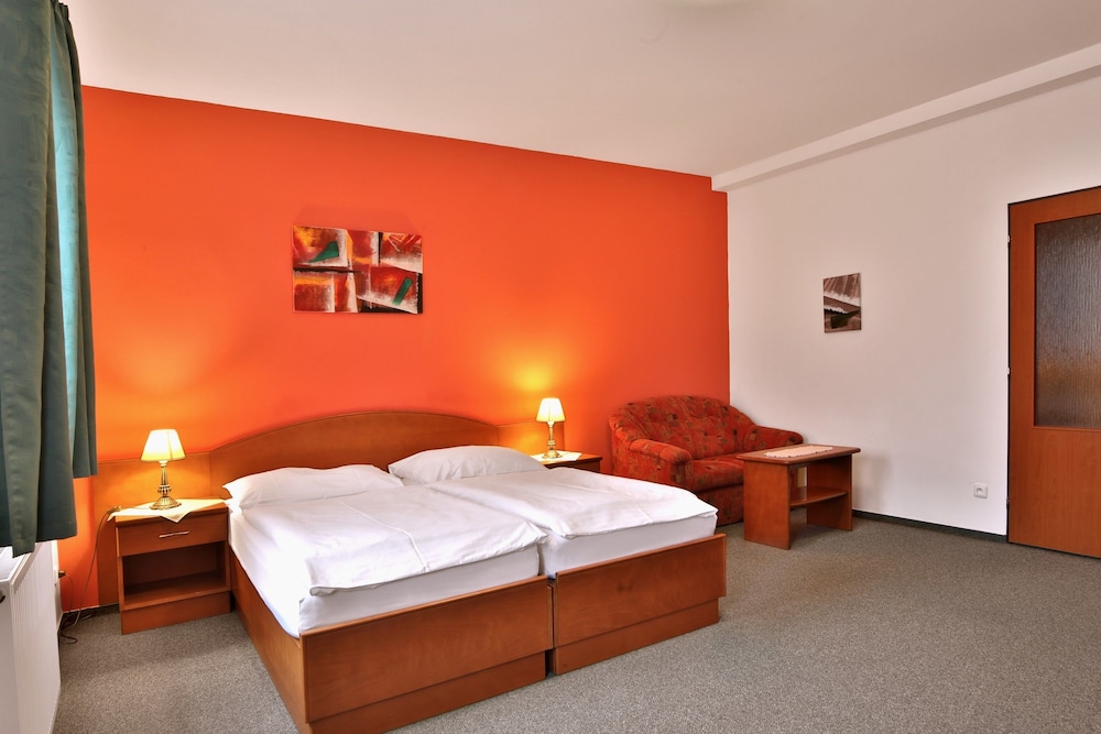 Hotel Attic 16/40