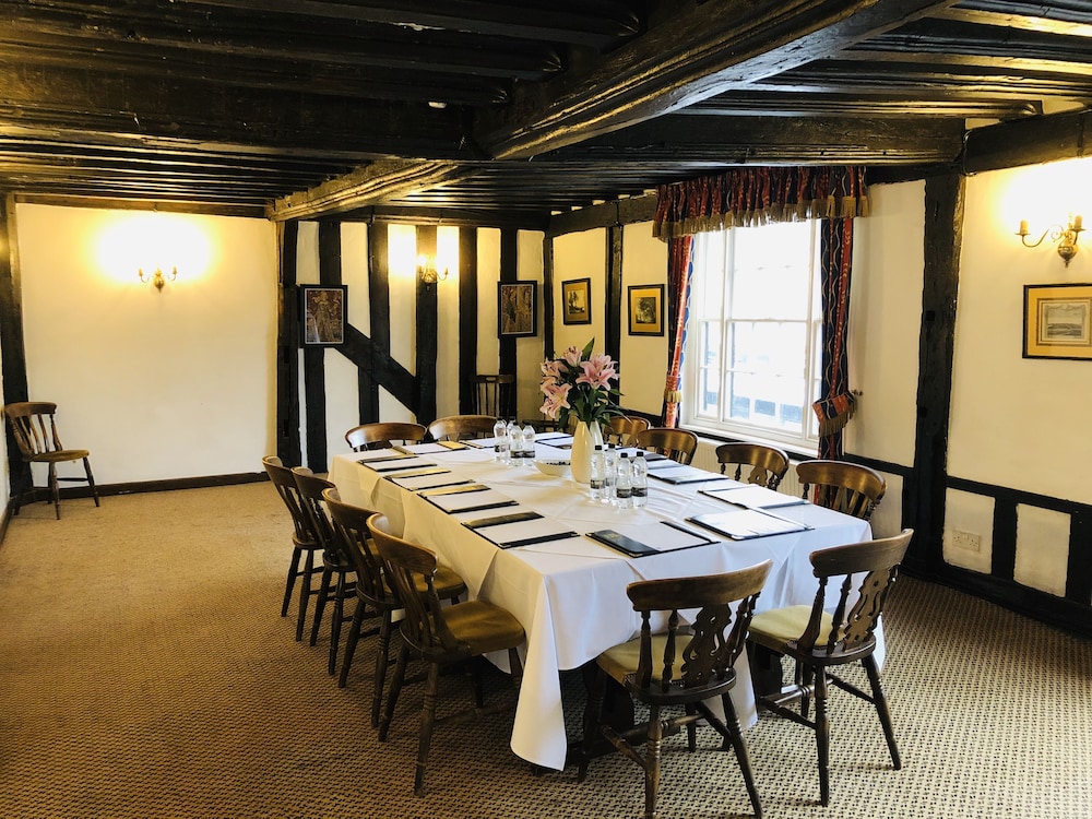 Brook Red Lion Hotel 46/49