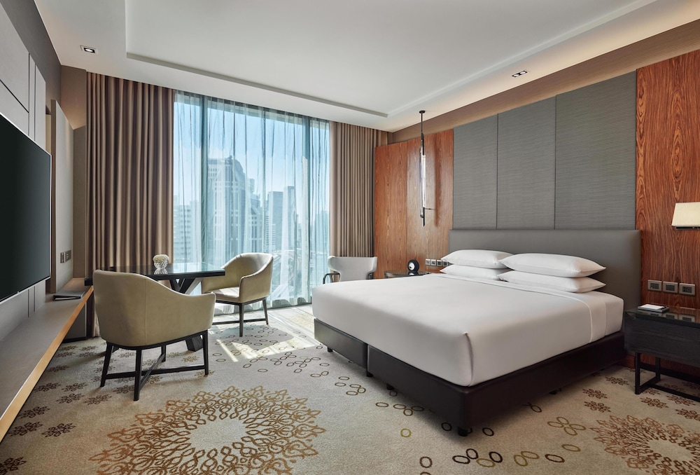 CLUB, KING BED