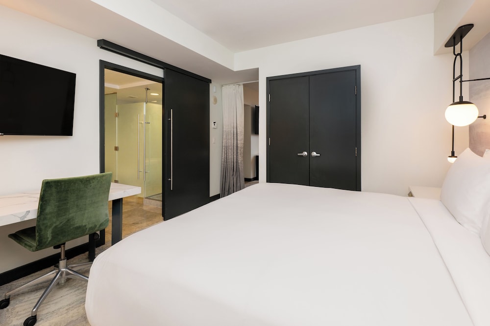 غرفة بسرير كينج وسرير كوين، Hotel 1000 Seattle 3/7