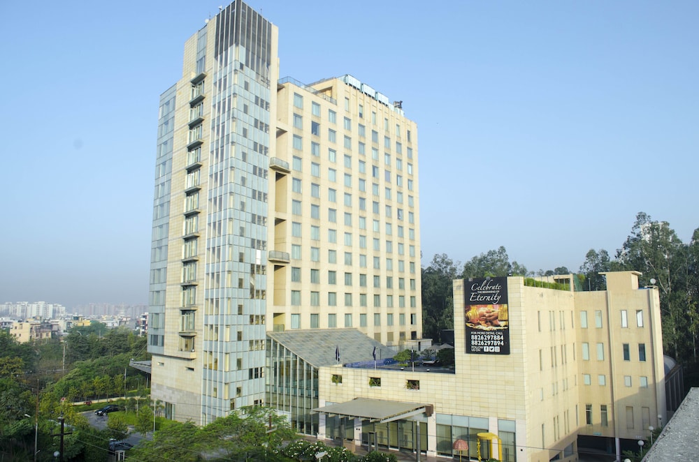 Radisson Blu Hotel Greater Noida 1/77