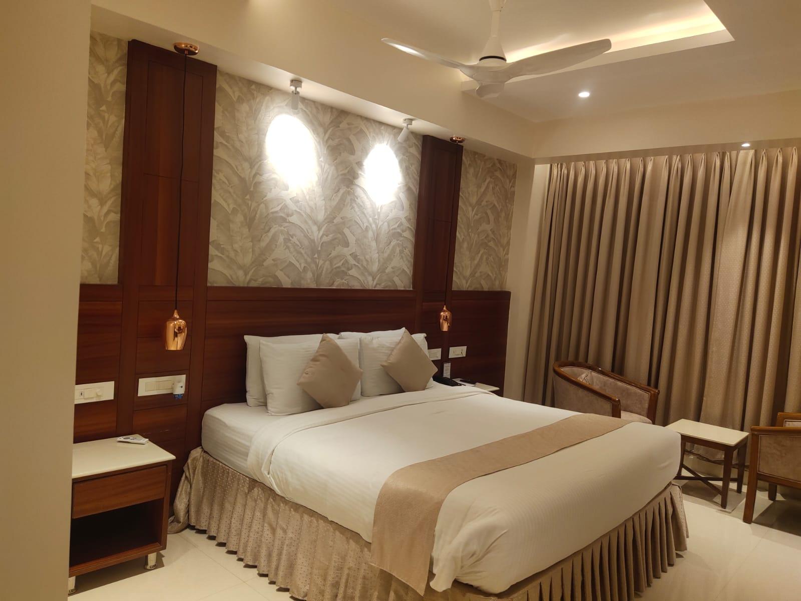 غرفة بريميوم، The Plaza 3/3