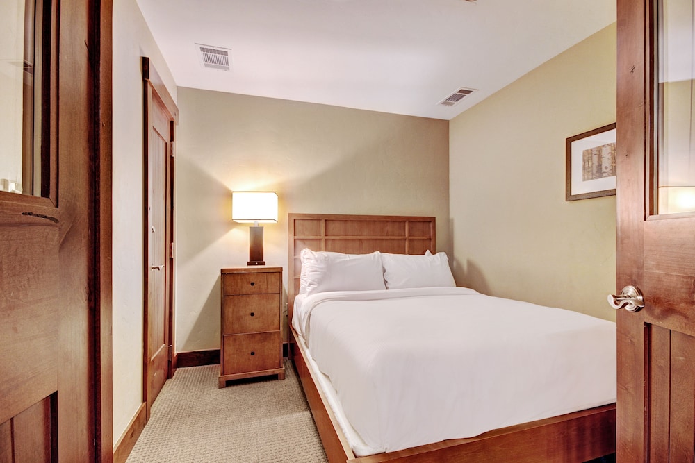 One Ski Hill Place A Rockresort 18/63