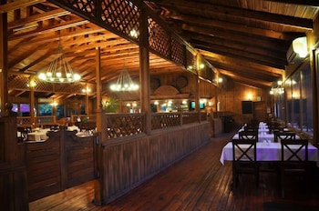 THE CRESCENT BEACH HOTEL 27/32