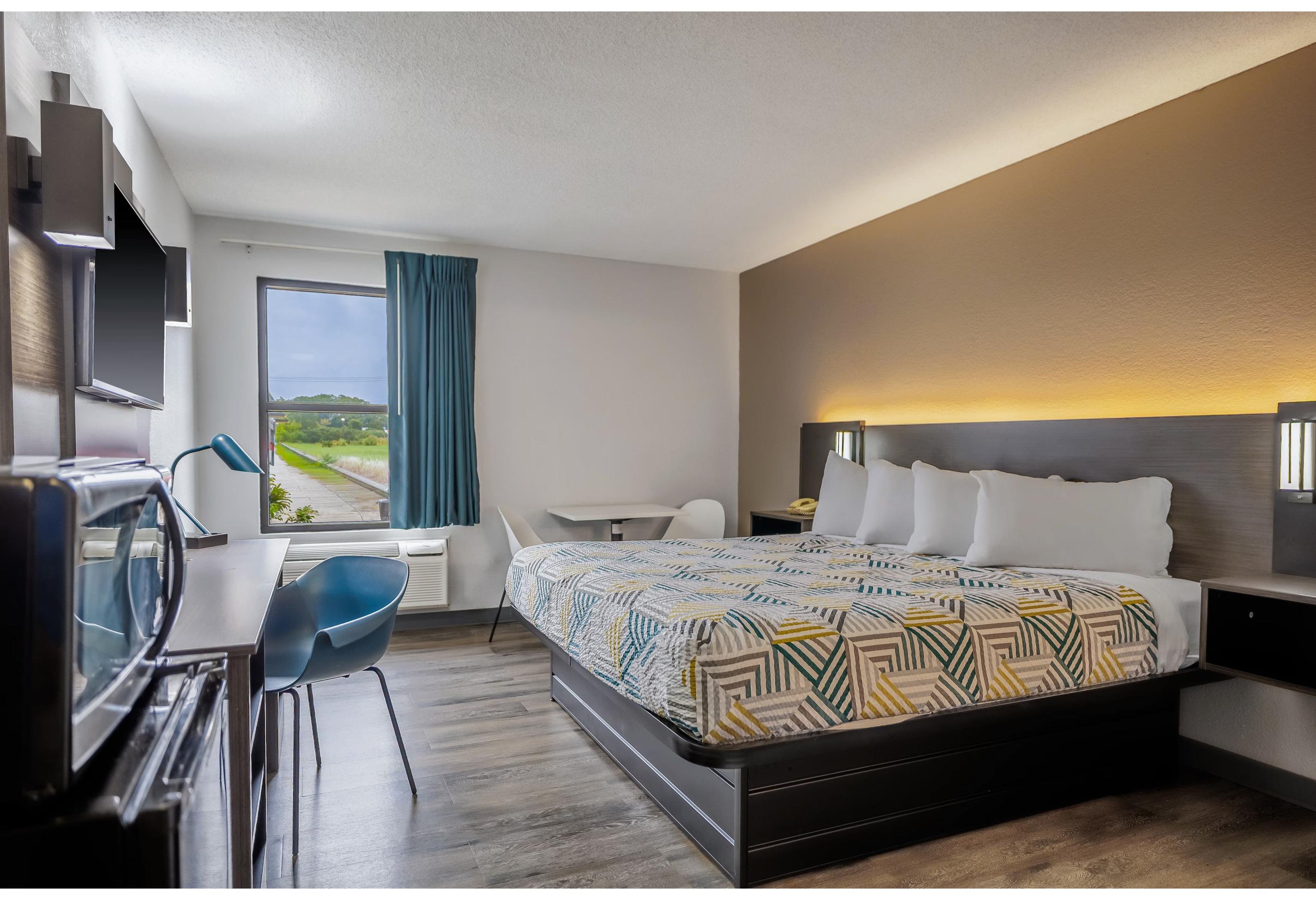 Room, King Bed, Hot Tub