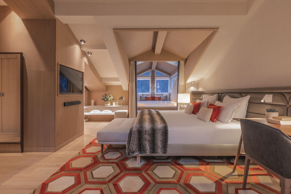 EXECUTIVE, SUITE