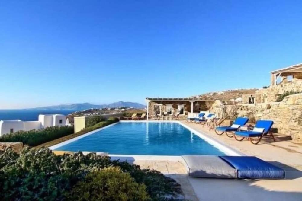 WHITE ROCK SUITES & VILLAS 46/50