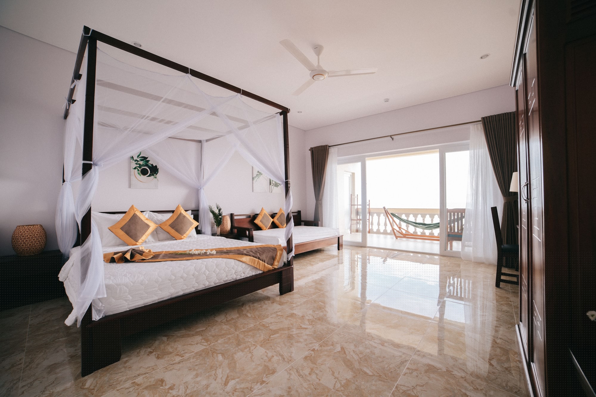 VILLA, BEACH FRONT