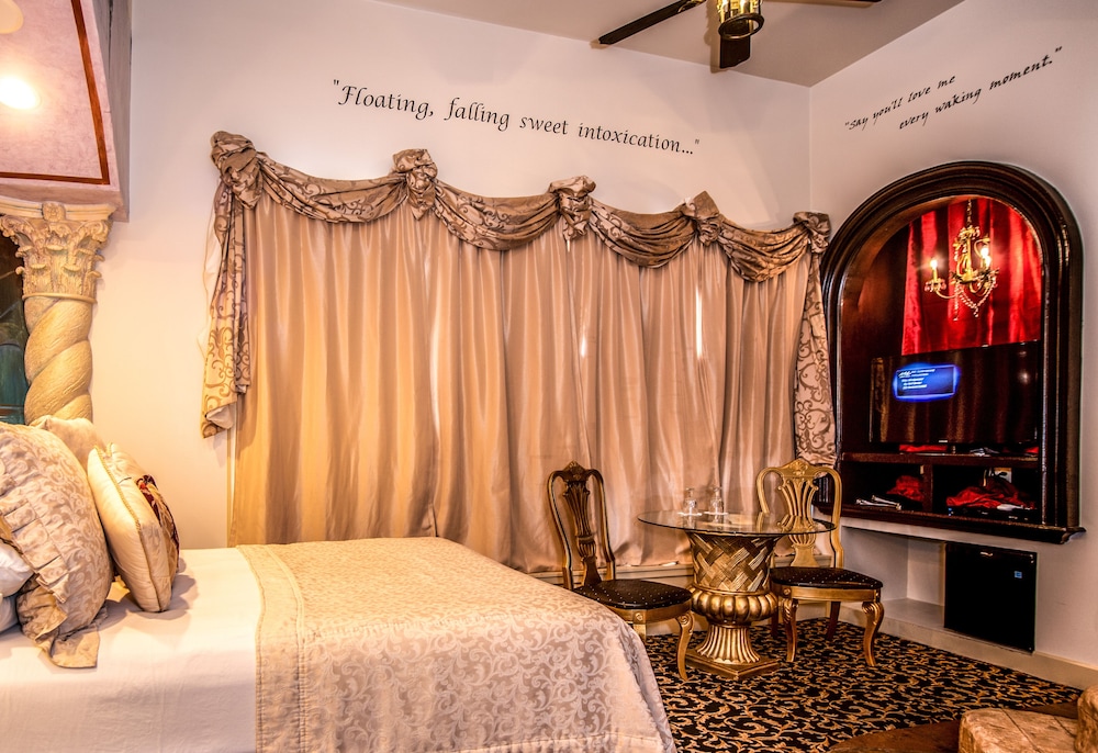 Opera, Queen Bed