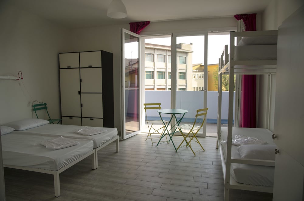 ROOM, QUADRUPLE