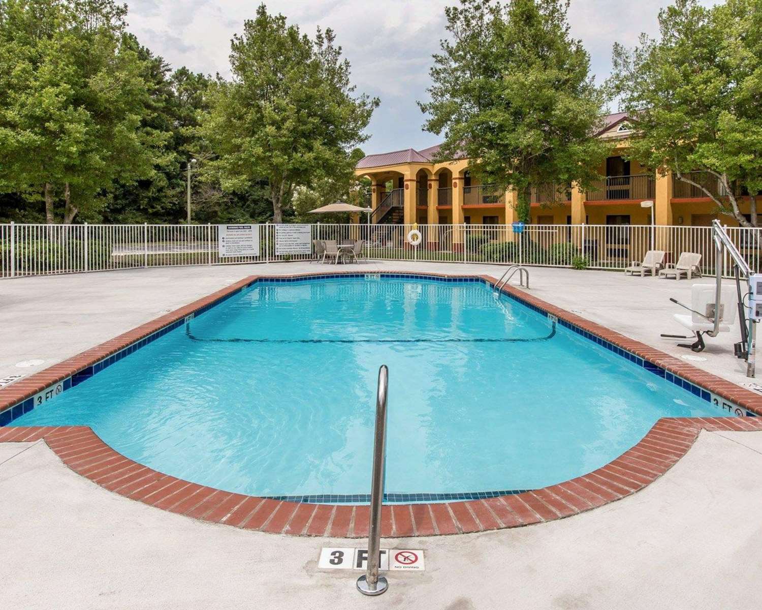 Econo Lodge Dalton West 15/26